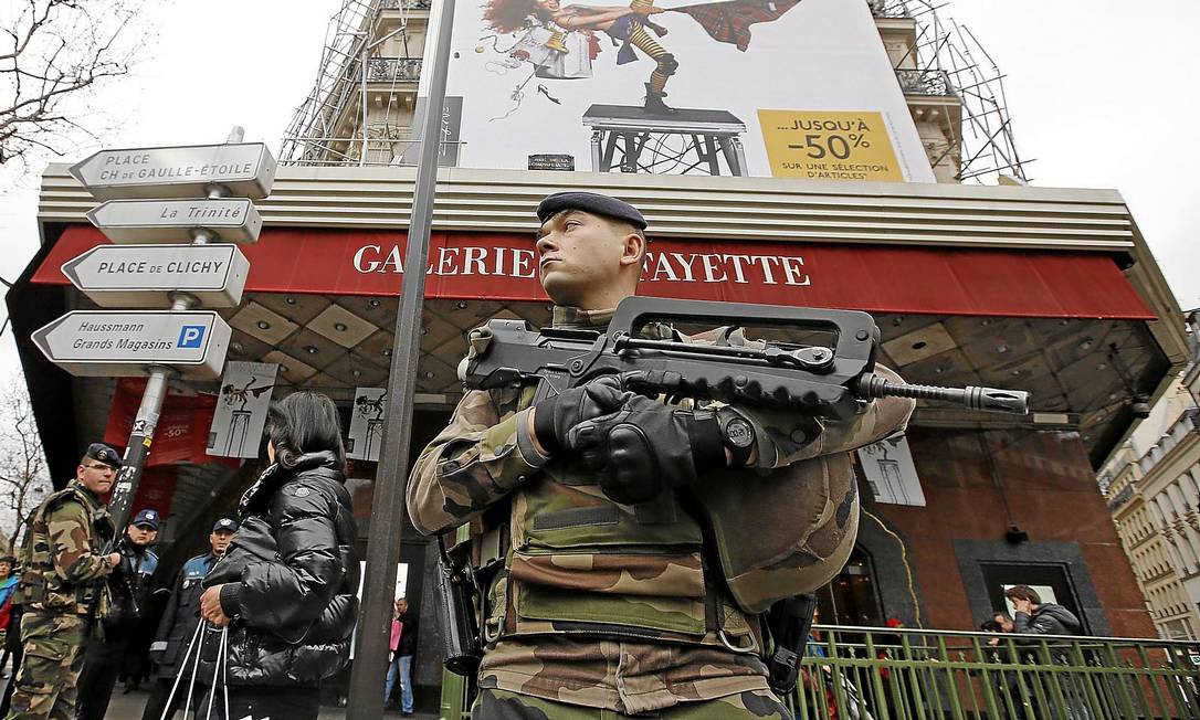 
Em Paris, soldados fortemente armados fazem patrulha em frente a uma das lojas das Galerias Lafayette, uma das mais famosas marcas da França: segurança foi reforçada nas cidades onde vai haver protestos
Foto: ERIC GAILLARD/REUTERS