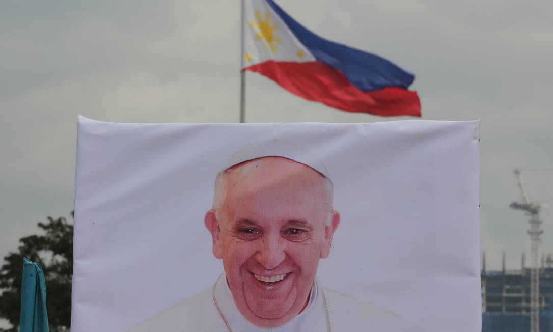 
Cartaz com a foto do Papa Francisco é visto sob a bandeira das Filipinas na capital Manila: país é o único de maioria católica na Ásia e um dos destinos da segunda viagem do Pontífice à região em menos de seis meses
Foto:
AP/Aaron Favila
