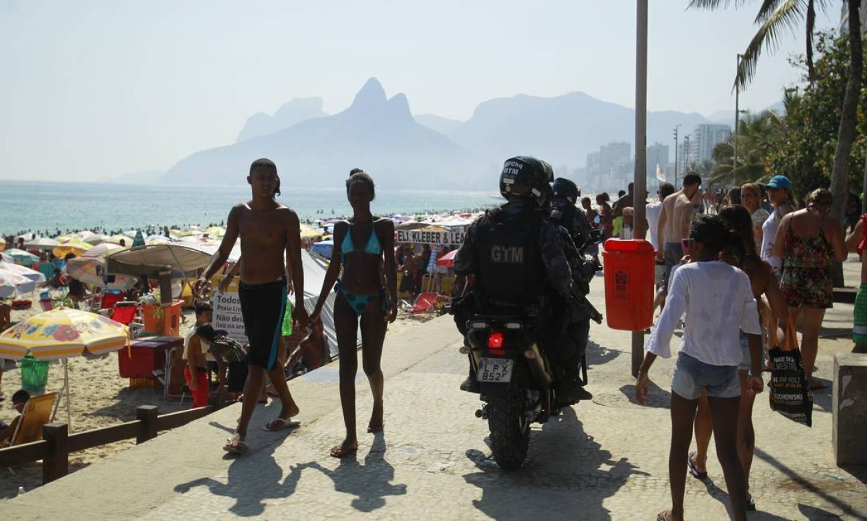 A escolta tem auxílio de motos Foto: Guilherme Leporace / Agência O Globo