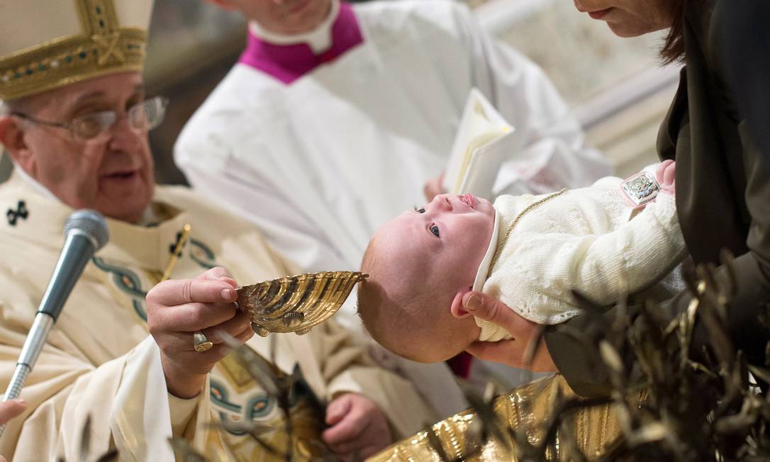 
Papa batiza bebê na Capela Sistina
Foto:
-
/
AFP
