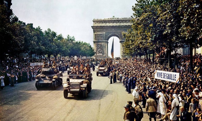 Franceses marcham para comemorar o fim da Batalha por Paris e da ocupação alemã, na avenida Champs-Élysées Foto: Jack Downey/ Biblioteca do Congresso de Washington