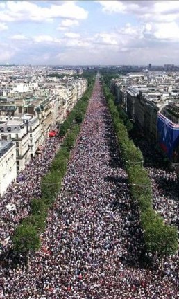 Celebração do título da França na Copa do Mundo de 1998 leva público recorde de 1,5 milhão de pessoas à Avenida Champs-Elysées Foto: GABRIEL BOUYS / AFP