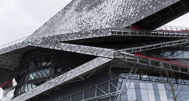Filarmônica de Paris é inaugurada com tributo às vítimas dos