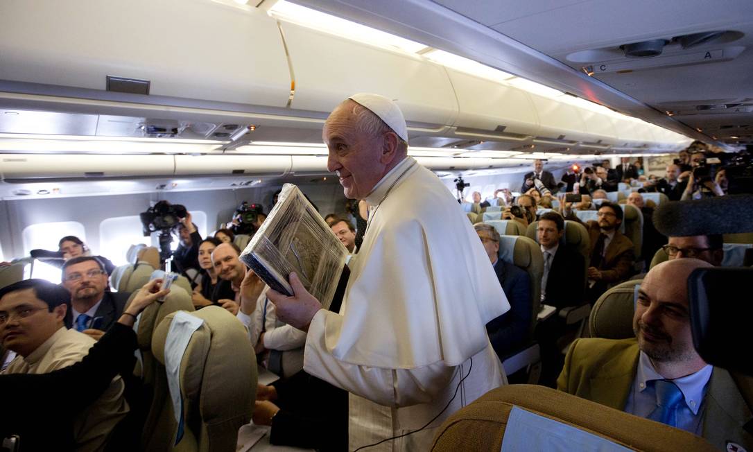 Papa Francisco em coletiva informal no avião rumo a Manila: pontífice condenou os dois lados envolvidos em massacre Foto: Alessandra Tarantino / AP