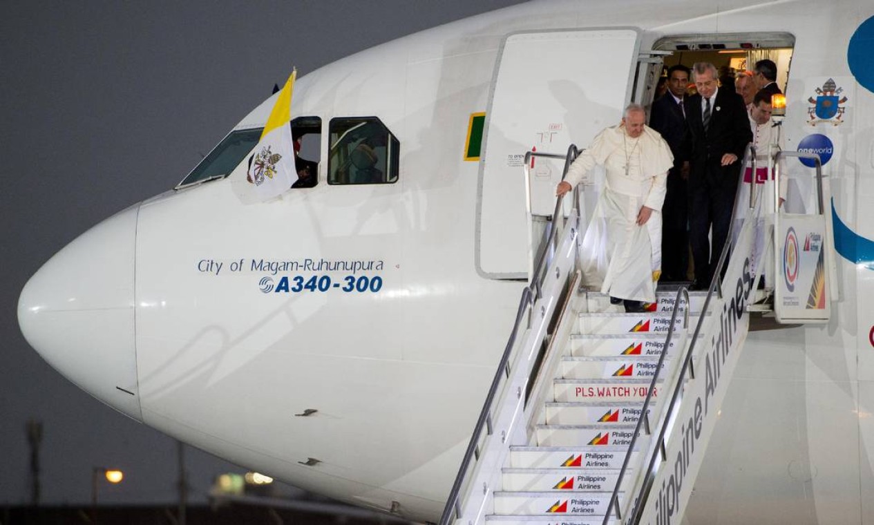 Ele desembarcou em Manila, na primeira visita de um pontífice ao país em 20 anos Foto: AP