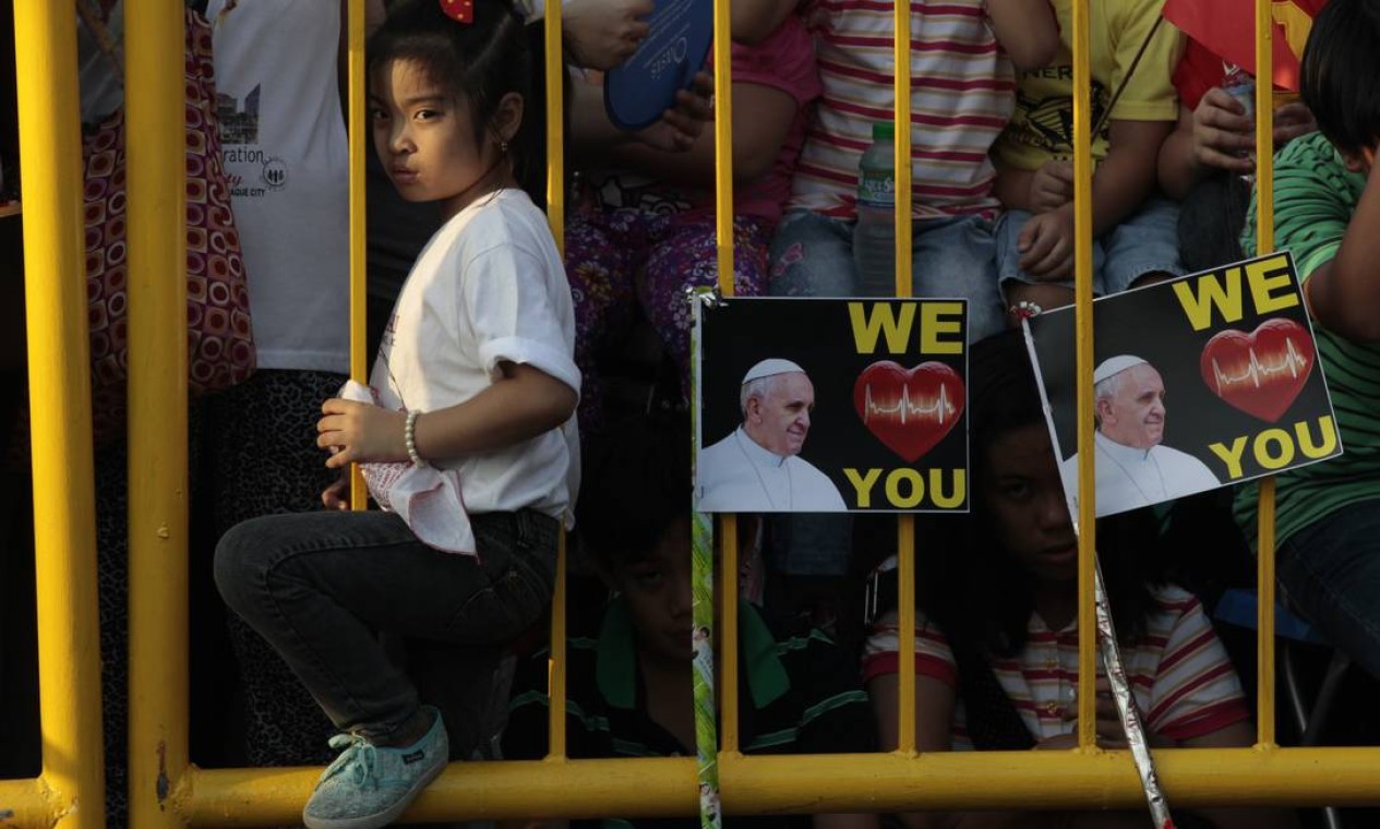 Menina espera durante horas pela chegada do Papa Foto: Wally Santana / AP