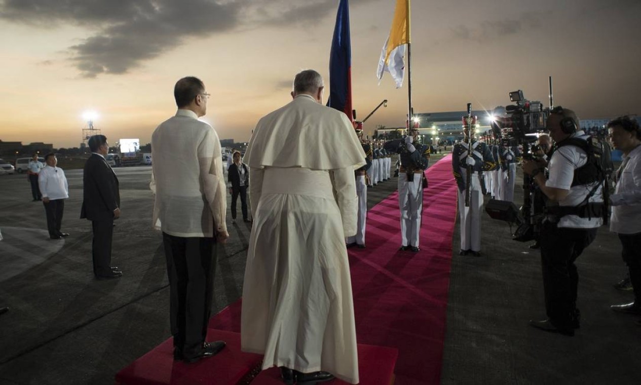 Popa Francisco, ao lado do presidente das Filipinas, Benigno Aquino, chega às Filipinas depois de viagem pelo Sri Lanka Foto: OSSERVATORE ROMANO / REUTERS