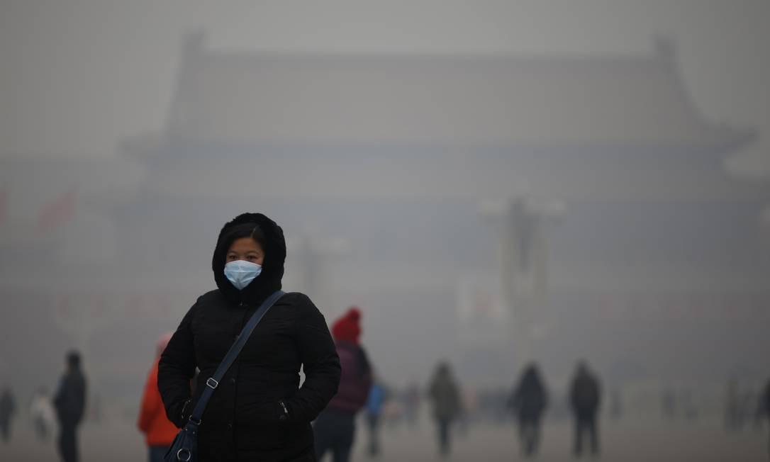 
Sofrimento: mulher usa máscara para se proteger da densa poluição em Pequim nesta quinta-feira, o que levou o governo chinês a emitir o primeiro alerta de saúde a ela relacionado deste ano
Foto:
REUTERS/KIM KYUNG-HOON
