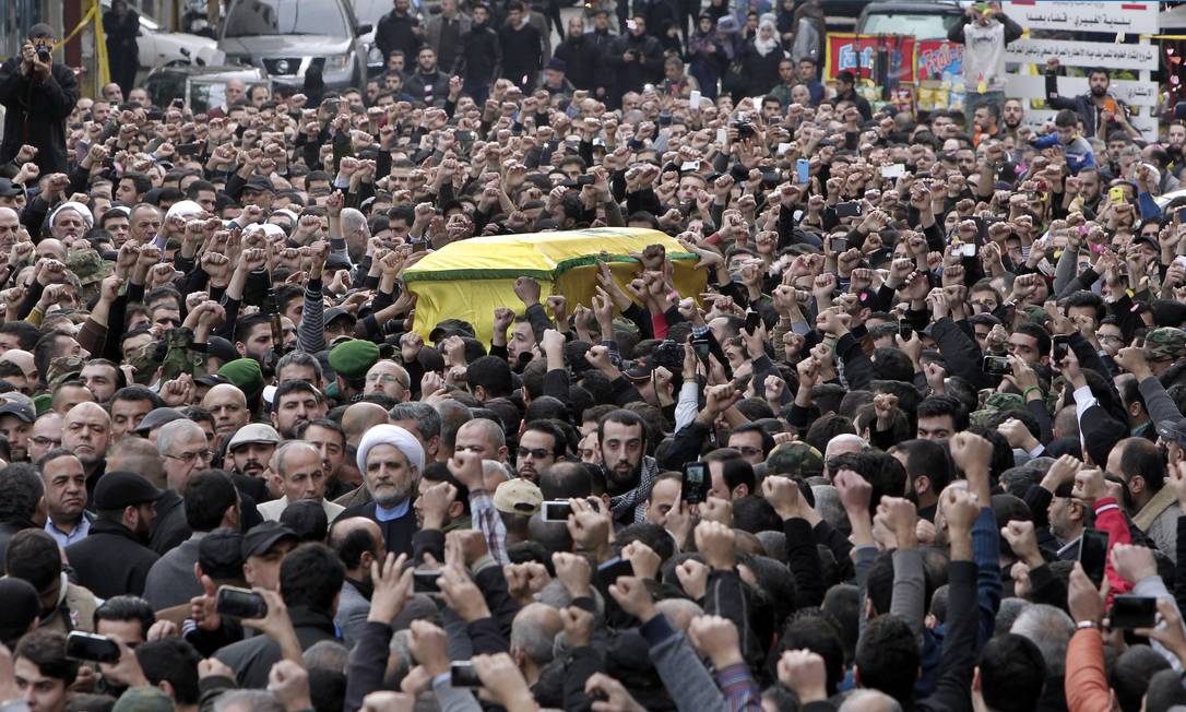 Caixão de Jihad Mughniyeh é carregado por militantes do Hezbollah em Beirute Foto: Bilal Hussein / AP