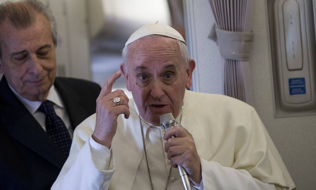 Pope Francis, right, gestures as he talks with journalists during his flight from Manila to Rome, Monday, Jan. 19, 2015. Pope Francis flew home Monday after a weeklong trip to Asia, where he called for unity in Sri Lanka after a civil war and asked Filipinos to be "missionaries of the faith" in the world's most populous continent after a record crowd joined his final Mass in the Philippine capital. (AP Photo/Alessandra Tarantino) Foto: Alessandra Tarantino / AP