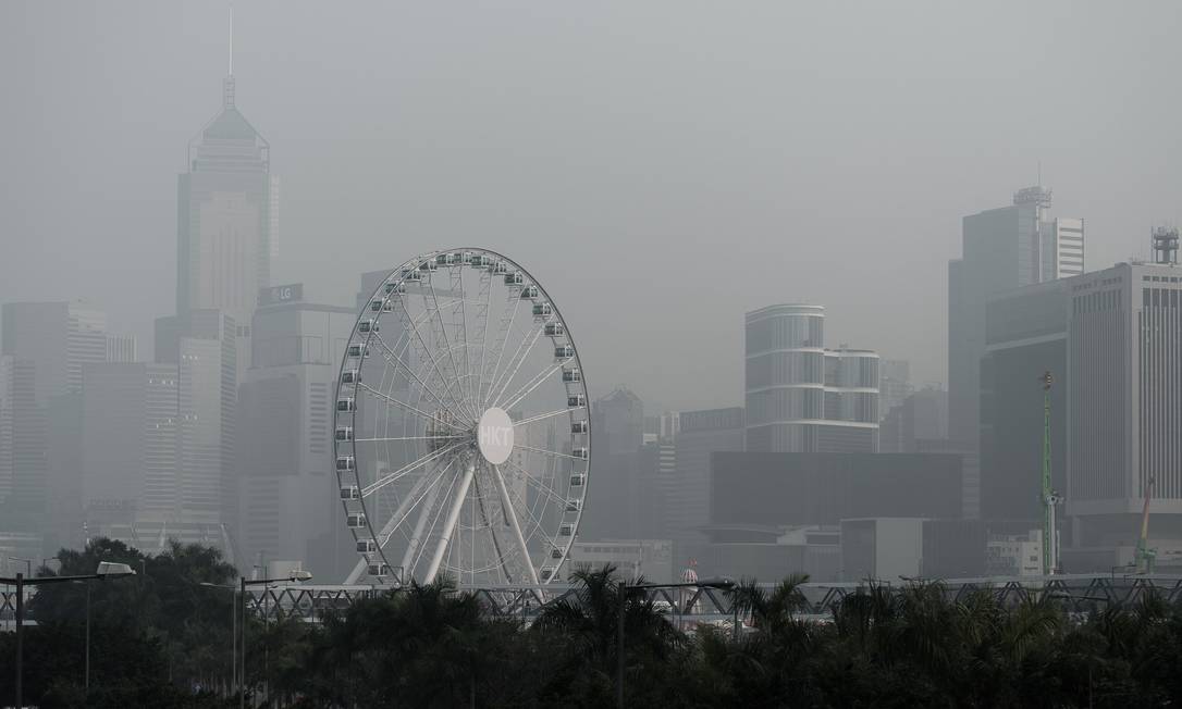 
Roda gigante envolta na poluição de Hong Kong: segundo os pesquisadores, a China é receptiva a estudos que contrariam teses sobre aquecimento global
Foto:
Philippe Lopez/AFP
/
