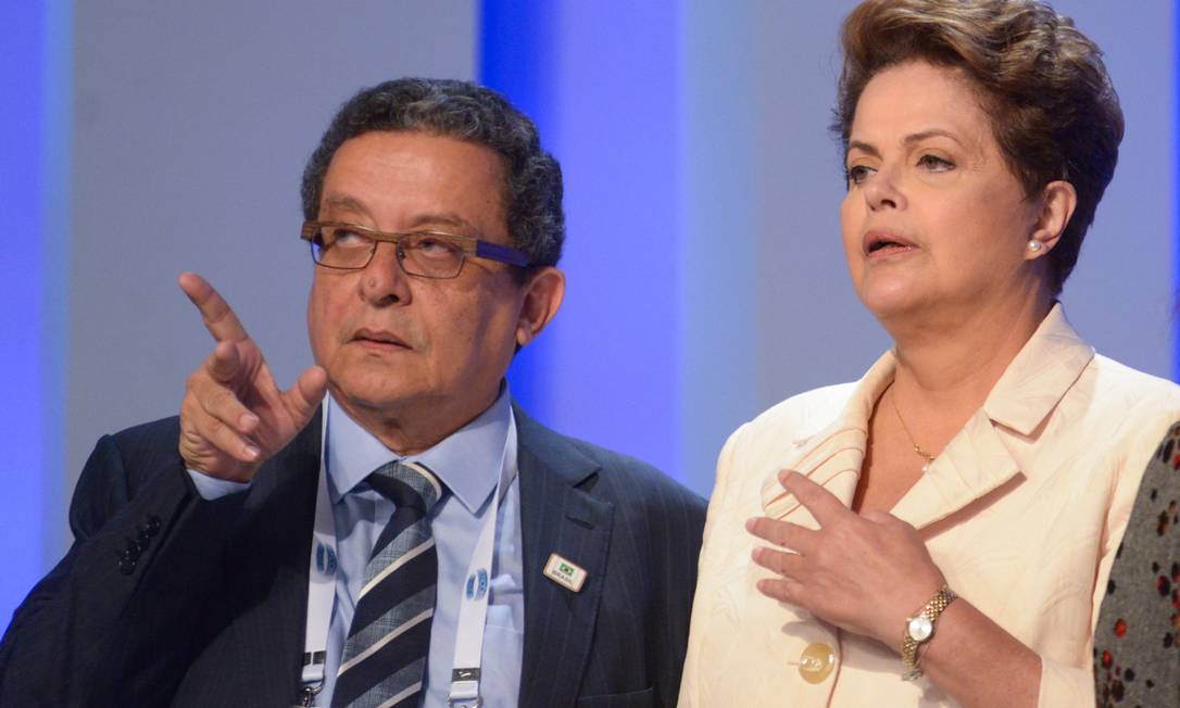 
O marqueteiro João Santana e a presidente Dilma Roussef antes debate da TV Globo
Foto: ERBS JR. /
Erbs Jr./Frame Photo/AE/02-10-2014
