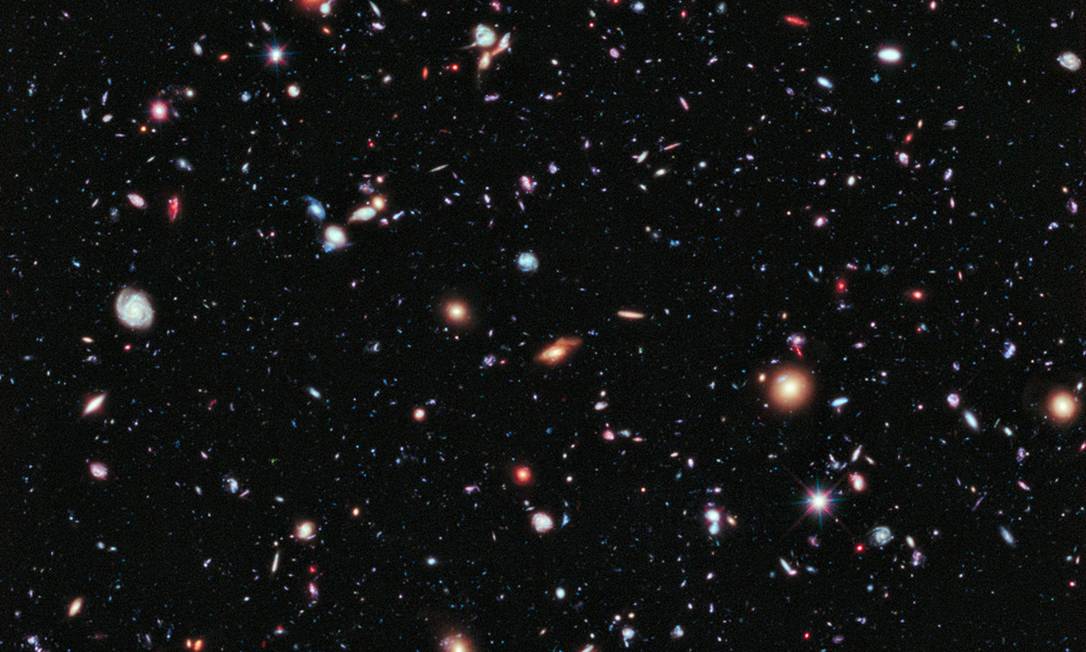 
Imagem do telescópio espacial Hubble mostra centenas de galáxias em uma região aparentemente vazia do céu a olho nu: visão do Universo distante é uma “viagem” ao passado do próprio Universo
Foto:
Hubble/Nasa/ESA
