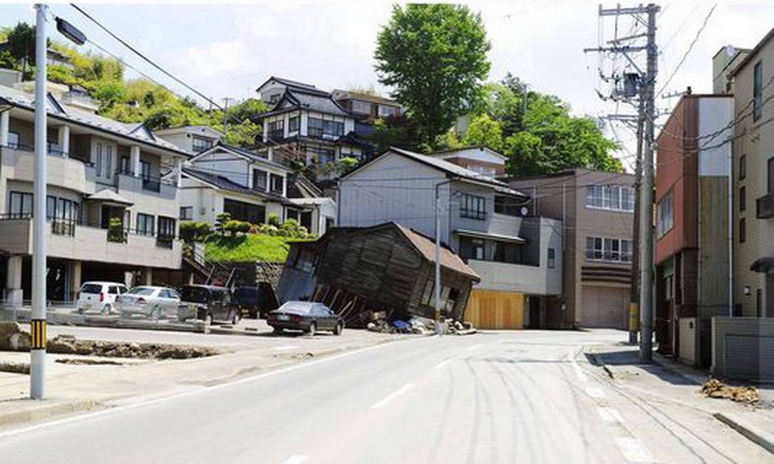 写真は日本の被災地の前後を比較した写真: AP/11-06-2011