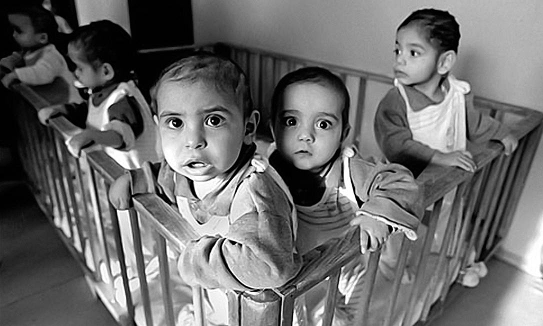Sem cuidados. Crianças romenas em orfanato. Organização Foto: Divulgação/Romanian Children’s Relief