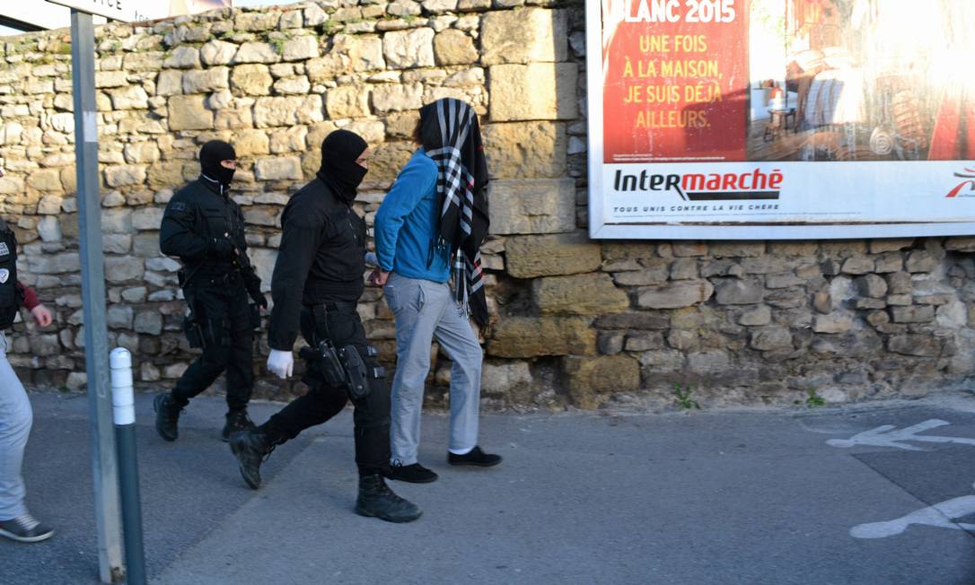 
Policiais franceses prendem um suspeito durante operação antiterrorismo em Lunel, Sul do país.
Foto:
AP
