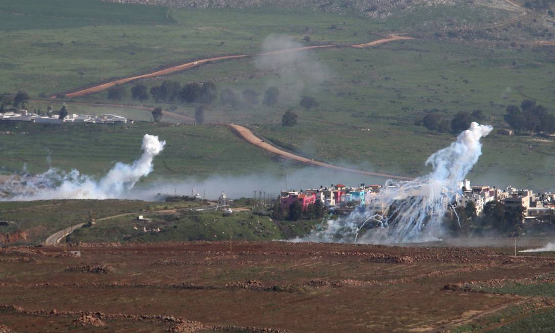 Israel respondeu com fogo a ataque do lado libanês, atingindo vilarejos locais Foto: KARAMALLAH DAHER / Reuters