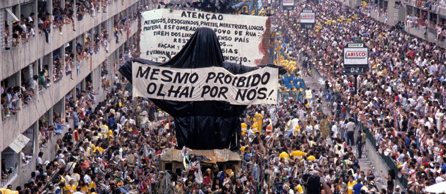 Desfile polêmico de 1989: carro com Cristo coberto e ala de mendigos Foto: Ricardo Leoni / O Globo