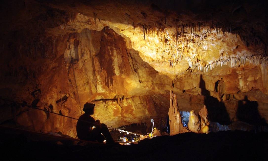 
Pesquisadores na caverna de Manot, na regiçao israelense da Galileia, onde o fragmento de crânio foi encontrado
Foto:
/
Amos Frumkin/Universidade Hebraica
