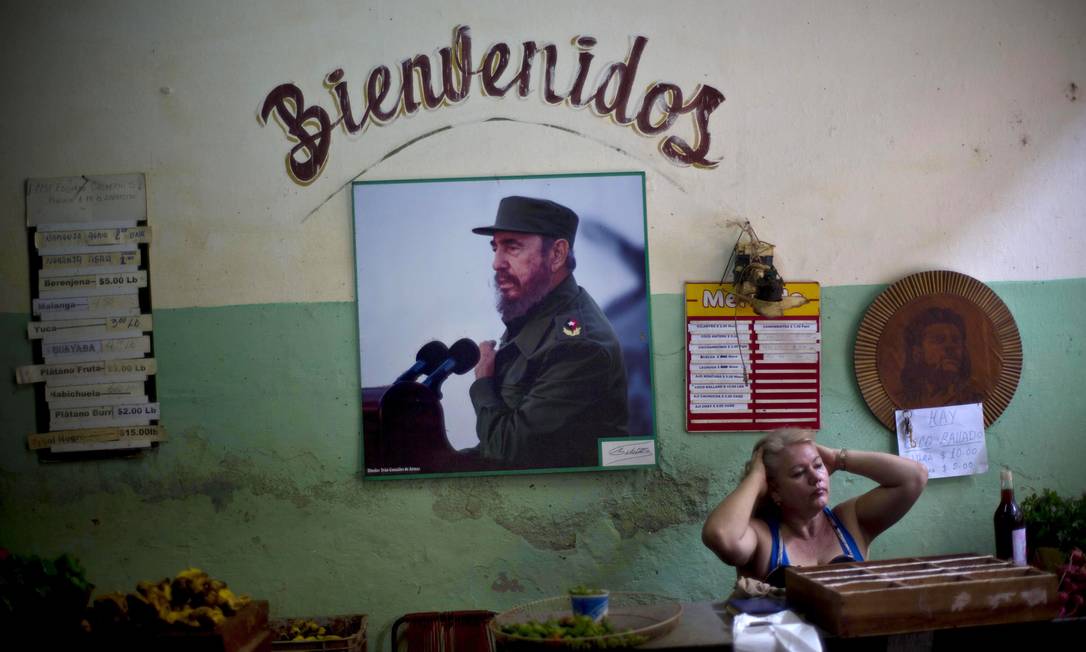 
Bem-vindos. Foto de Fidel em mercado estatal em Havana: segundo Frei Betto, cubano é entusiasta de Obama e acha que a reaproximação com os Estados Unidos é ‘fundamental’
Foto: Ramon Espinosa /
AP/26-12-2014

