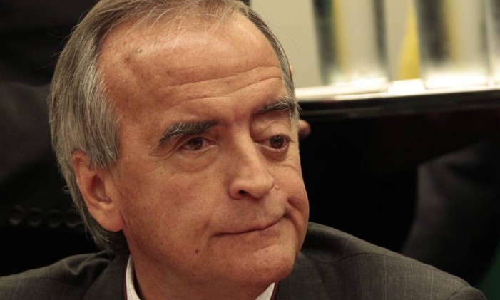 O ex-diretor da área internacional da Petrobras Nestor Cerveró durante seu depoimento sobre a polêmica compra da refinaria de Pasadena
Foto: Jorge William / Agência O Globo