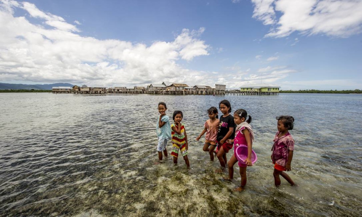 As mudanças climáticas são uma das maiores ameaças às comunidades. A Indonésia está entre os países mais frágeis do mundo a eventos extremos, como furacões. Além disso, a absorção de gases-estufa pelo oceano pode provocar a migração de peixes e a perda de biodiversidade. Foto: Divulgação / James Morgan