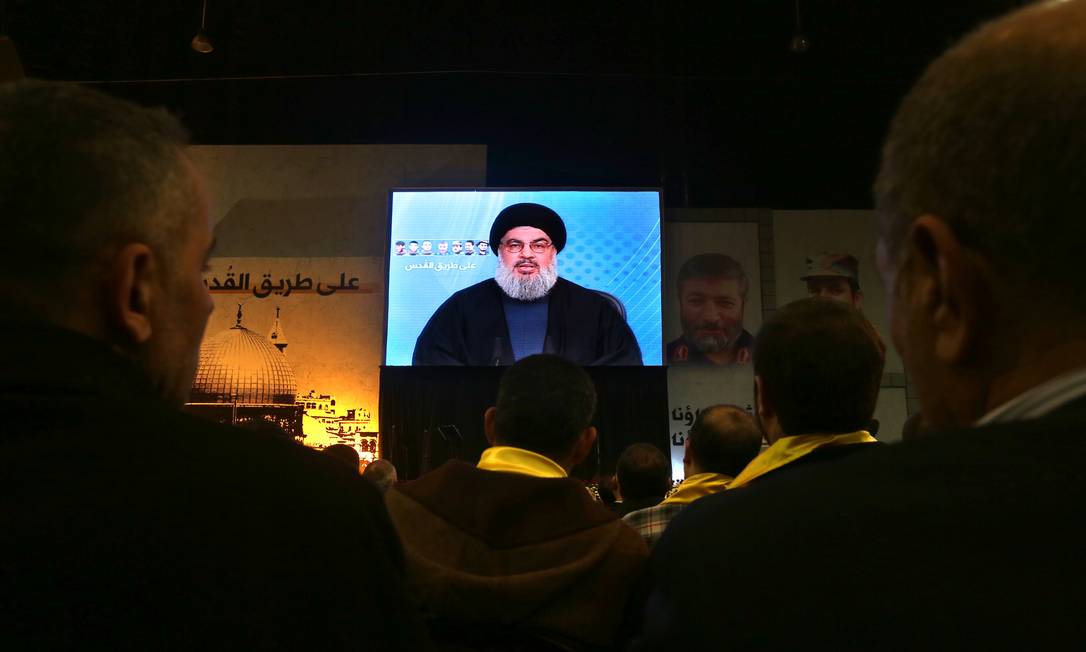Nasrallahfala com seguidores do Hezbollah, em conferência em Beirute Foto: Bilal Hussein / AP