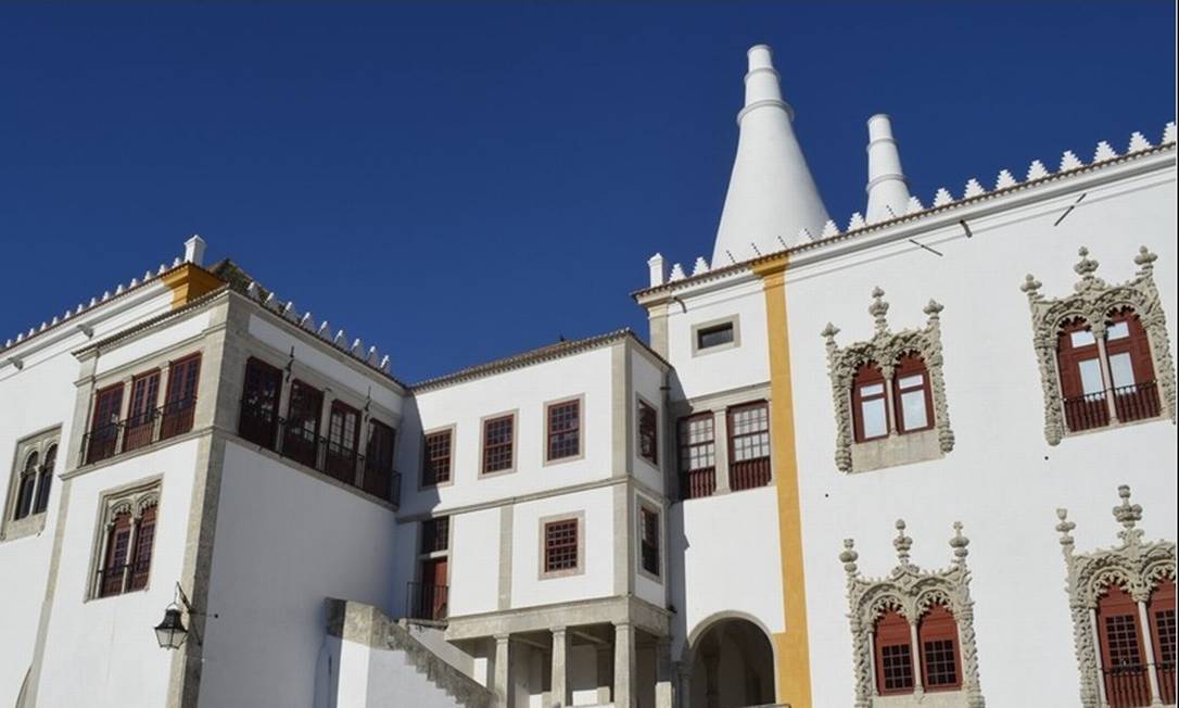 
Fachada. O Palácio Nacional de Sintra e suas chaminés gêmeas
Foto:
Cristina Massari
/
Fotos de Cristina Massari
