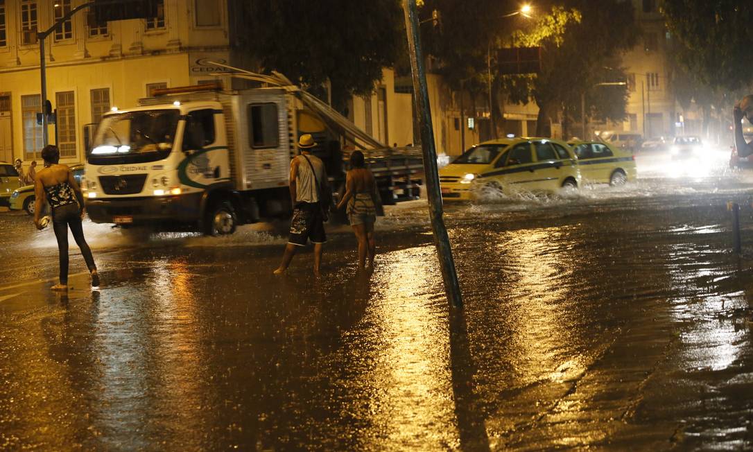 
Chuva no Centro do Rio: dias de tempestades serão intercalados com longas estiagens
Foto:
Marcos Tristão/1-2-2015
/

