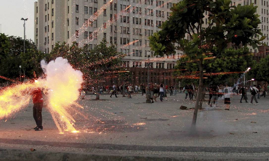 
Imagem feita há um ano mostra o exato momento em que o cinegrafista Santiago Andrade é atingido por um rojão em manifestação no Rio
Foto:
Domingos Peixoto
/
Agência O Globo
