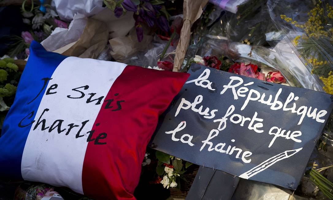 
Franceses prestam homenagem às vítimas de ataque ao jornal satírico ‘Charlie Hebdo’
Foto:
JOEL SAGET
/
AFP
