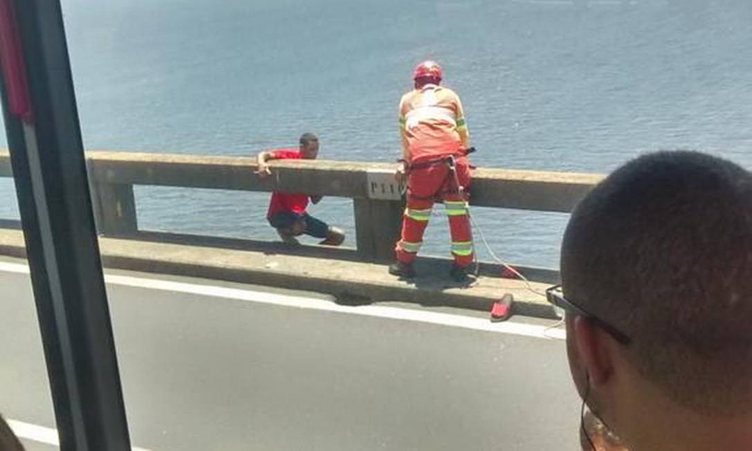 Homem é resgatado da mureta da Ponte Rio Niterói após minutos de negociação Jornal O Globo