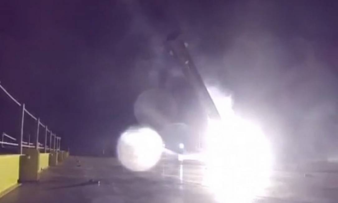 
Imagem de vídeo que mostra a explosão do primeiro estágio do foguete Falcon 9 na tentativa anterior da SpaceX em recuperar equipamento
Foto:
Reprodução da internet/SpaceX

