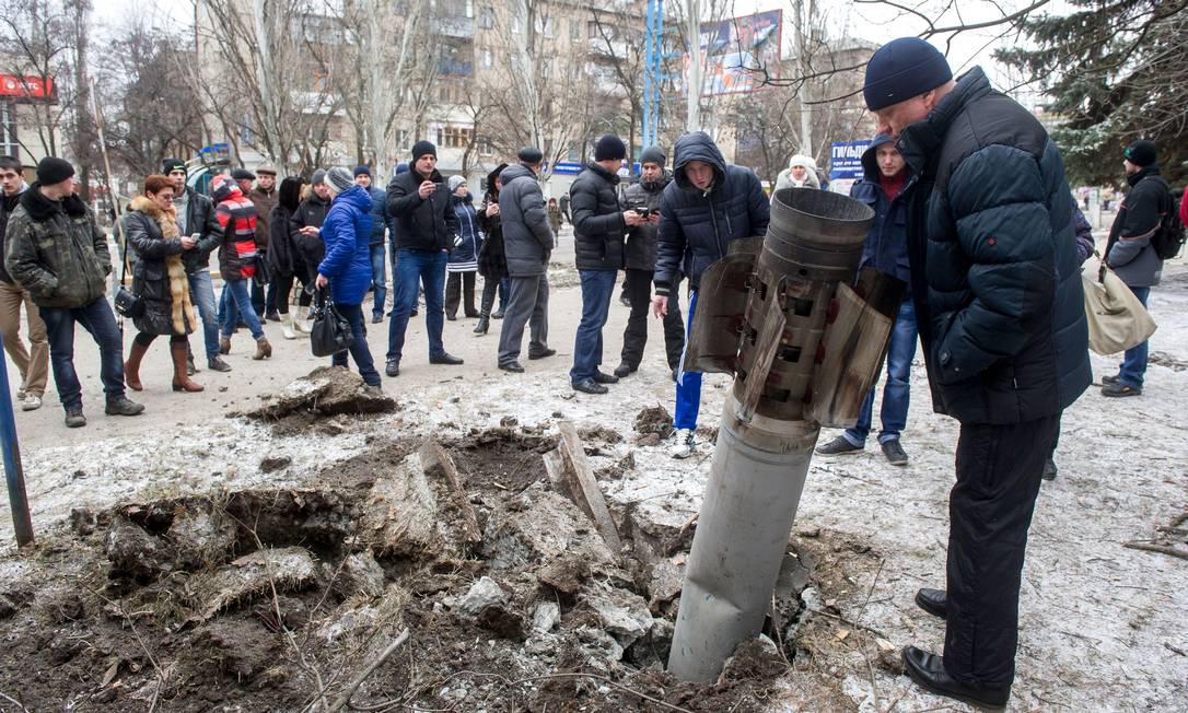 Curiosos conferem míssil que atingiu área residencial Foto: VOLODYMYR SHUVAYEV / AFP