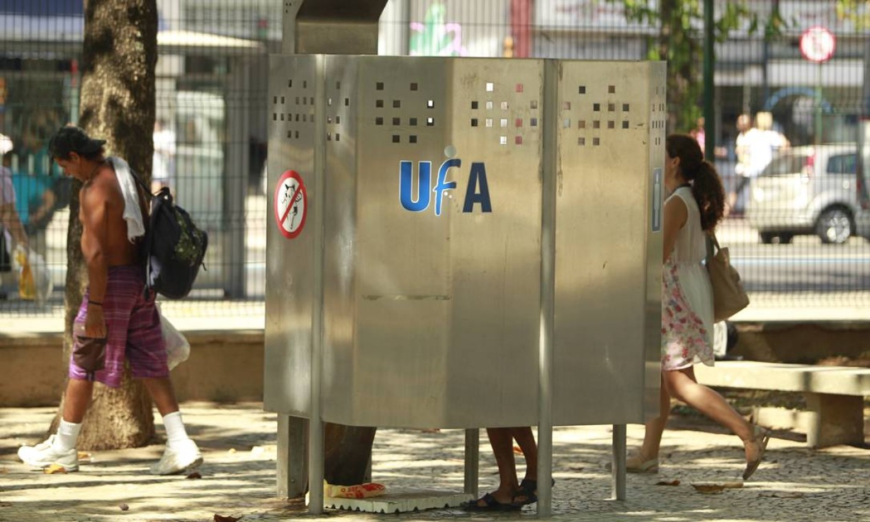 De nariz tapado a caixa de apoio para os pés: as estratégias para usar os  banheiros públicos no Rio - Jornal O Globo