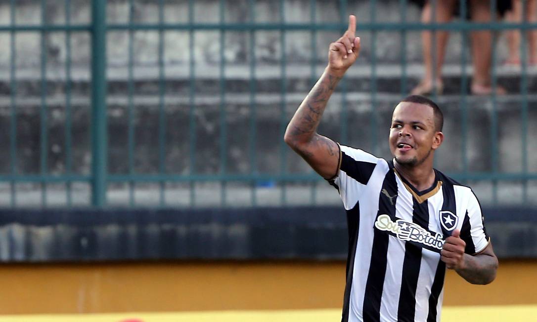 Botafogo vence o Bangu e assume a liderança do Campeonato Carioca ...