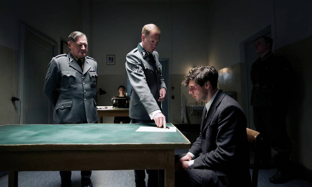 
Georg Elser (Christian Friedel) é interrogado por nazistas no filme
Foto:
Divulgação
