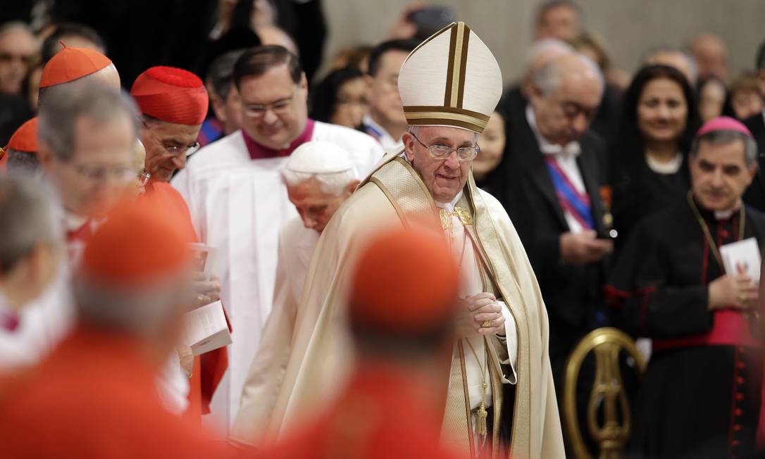 Papa Francisco, Bento XVI e cardeais em cerimônia Foto: Andrew Medichini / AP