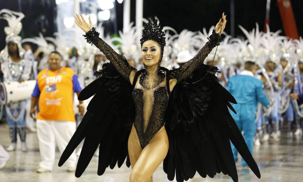 A rainha de bateria Sabrina Sato, vestida de cisne negro Foto: Pablo Jacob / Agência O Globo