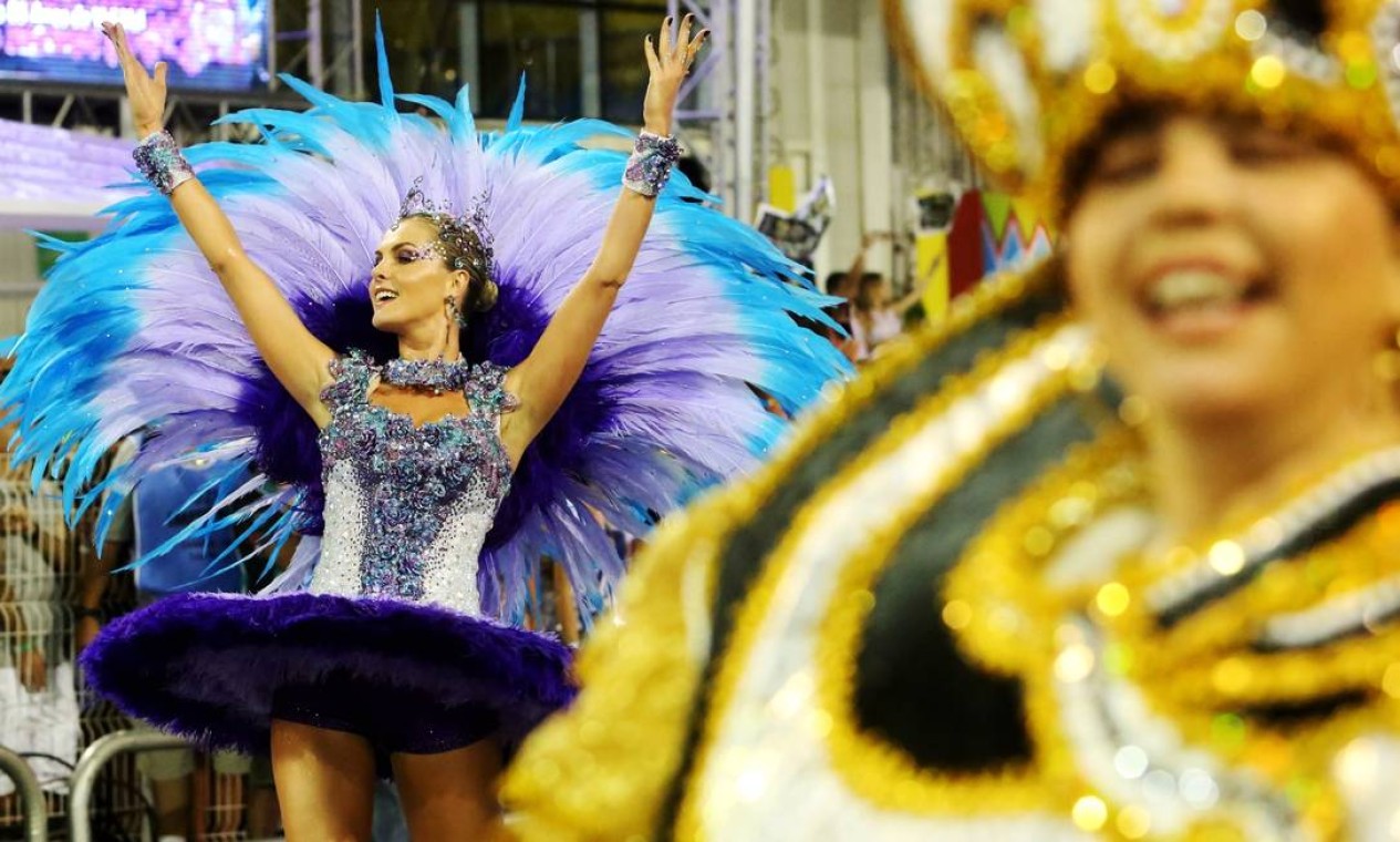 Apresentadora Ana Hickmann usou look comportado no desfile da Vai-Vai Foto: Fernando Donasci / Agência O Globo