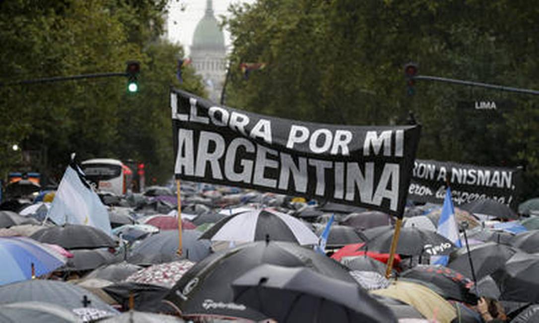 "Chore por mim, Argentina", diz o cartaz na Marcha do Silêncio Foto: AP