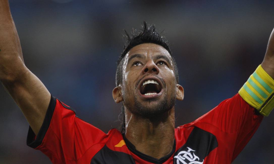 Flamengo fecha a contratação do lateral Maurício Isla na Espanha - Jornal O  Globo