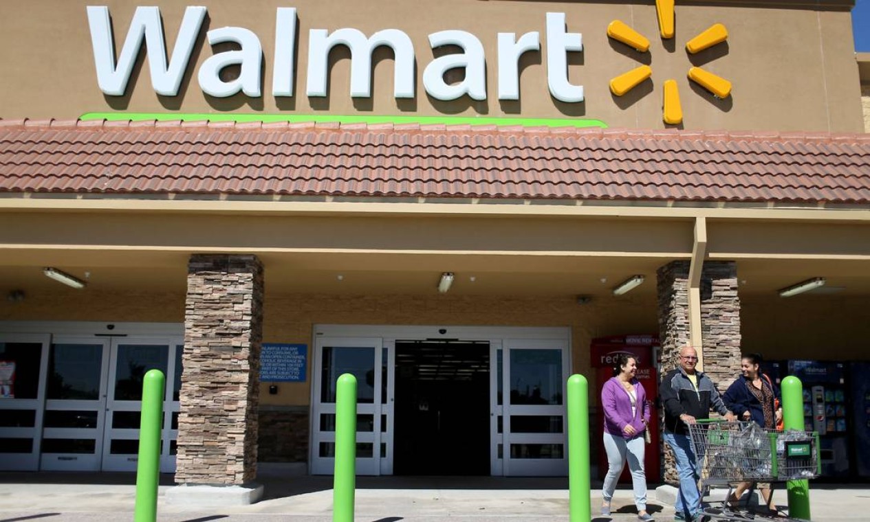 Na contramão do varejo, Walmart aumenta salário dos caminhoneiros