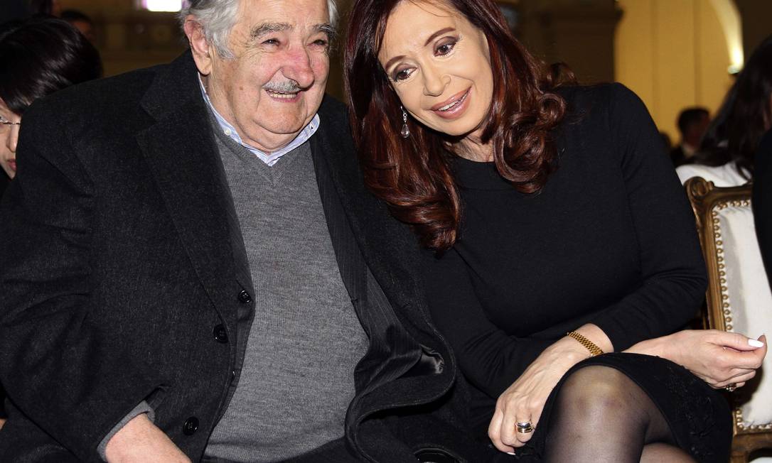 José Mujica (esquerda) e Cristina Kirchner em agosto de 2013. Presidente uruguaio criticou a Argentina e afirmou que país "não acompanha integração regional" Foto: JORGE ROMERO / AFP