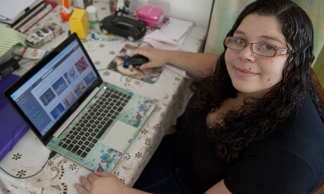 
Após ter um filho, Monica complementou as aulas na faculdade de Administração com cursos on-line em casa, e acabou estudando vários outros assuntos
Foto: Adriana Lorete