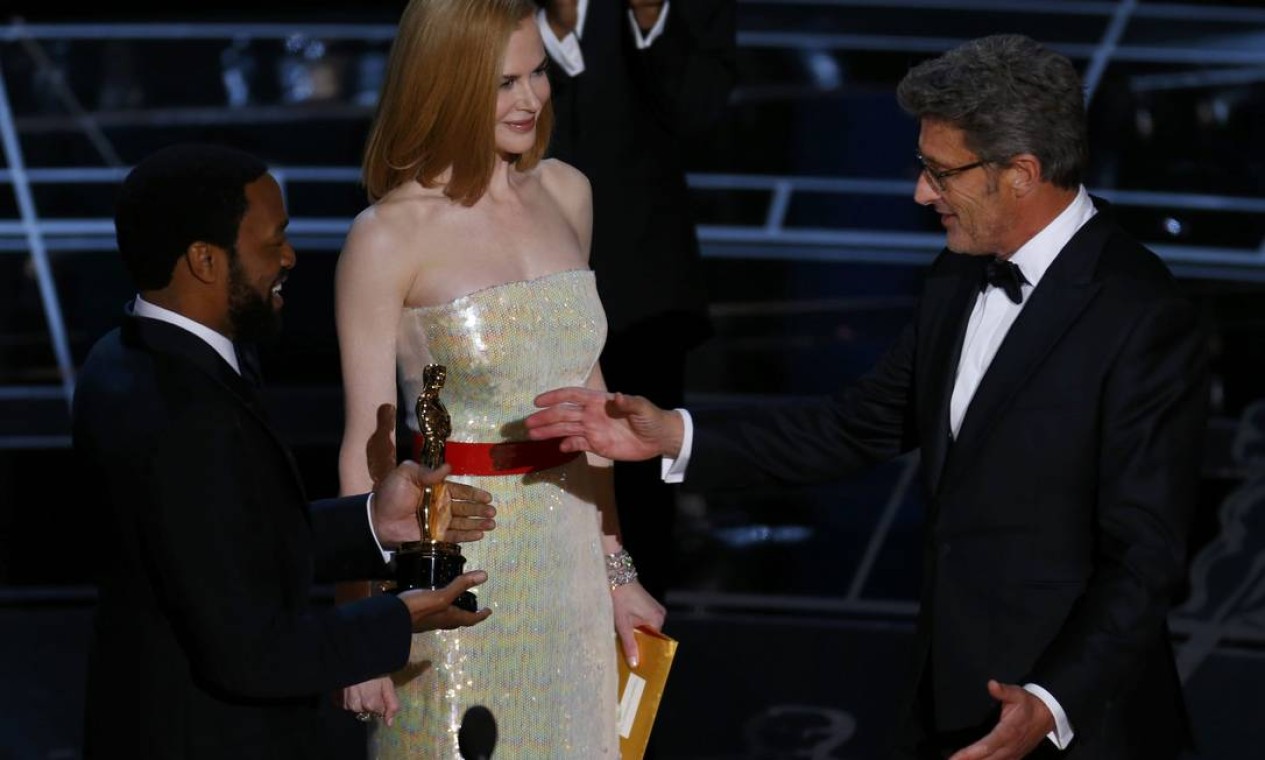 Chiwetel Ejlofar e Nicole Kidman entregam a estatueta de melhor filme estrangeiro para Pawel Pawlikowski, à direita, pela produção polonesa 'Ida'. O diretor fez um dos maiores discursos de agradecimentos de todos os tempos Foto: MIKE BLAKE / REUTERS