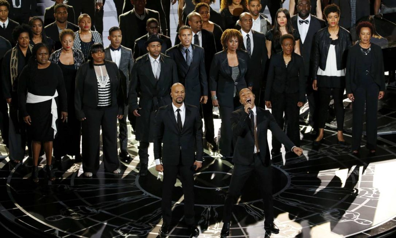 Common, à esquerda, e John Legend cantam 'Glory', música de 'Selma' que levou o prêmio de melhor canção original Foto: MIKE BLAKE / REUTERS