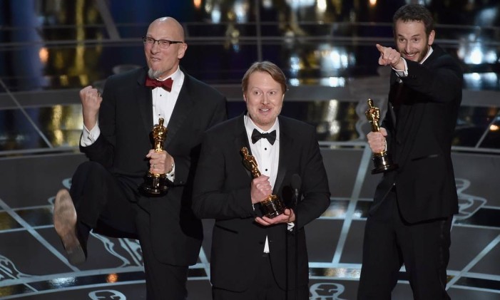 Chris Williams, Don Hall e Roy Conli recebem o Oscar de melhor longa de animação Foto: KEVIN WINTER / AFP
