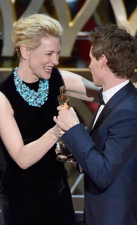 Cate Blanchett, vencedora do Oscar do ano passado por 'Blue Jasmine' entrega a estatueta a Redmayne Foto: KEVIN WINTER / AFP