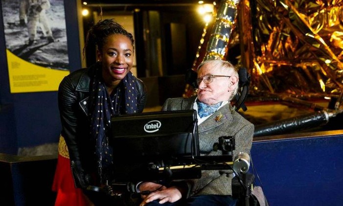 
Stephen Hawking se encontra com americana Adaeze Uyanwah para dar a ela um tour pelo Museu da Ciência de Londres
Foto: Reprodução do Facebook
